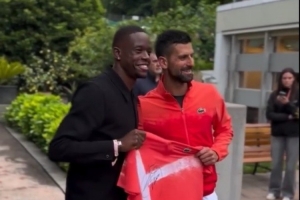 乐鱼体育官方-德约科维奇与摩纳哥球星扎卡里亚碰面，向其赠送签名球衣