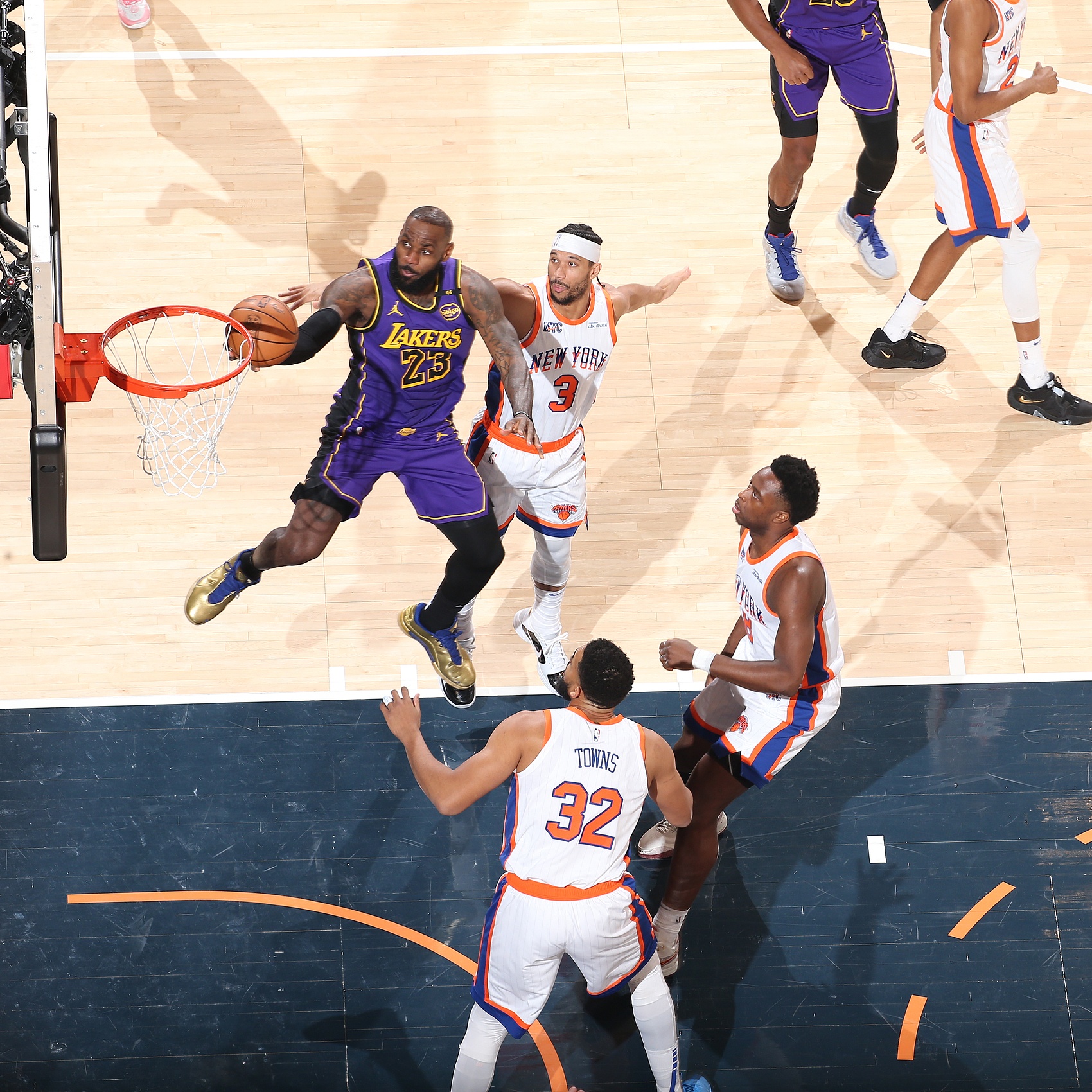 乐鱼体育官方-圣诞大战参赛次数：尼克斯湖人凯尔特人历史前三 黄蜂唯一0次