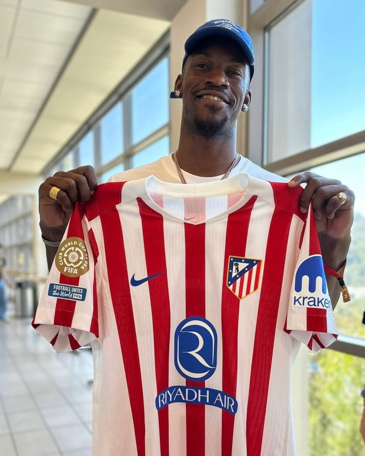 🏀⚽联动！马德里竞技官方IG晒巴特勒和马竞球衣合影